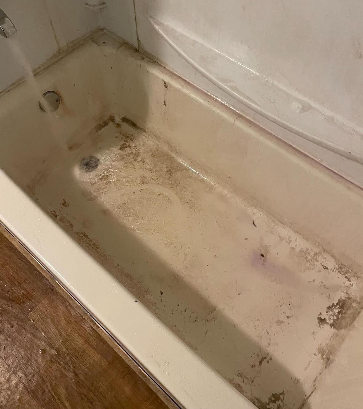 Bathtub before cleaning